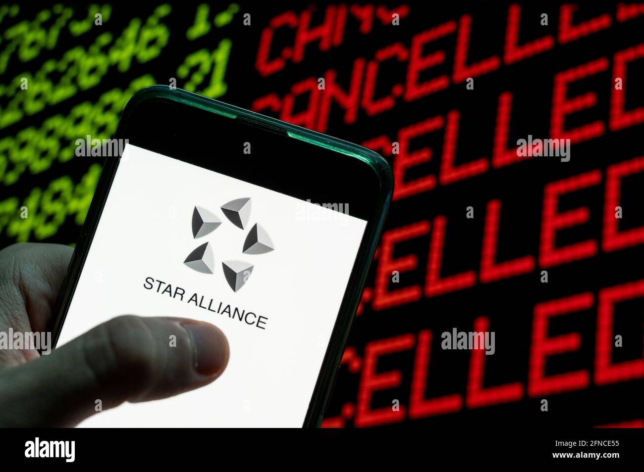 23 avril 2021, Chine : sur cette photo, le logo Star Alliance de la  compagnie aérienne est visible sur un appareil mobile Android avec une clé  d'ordinateur qui indique CANCEL et CANCEL. (
