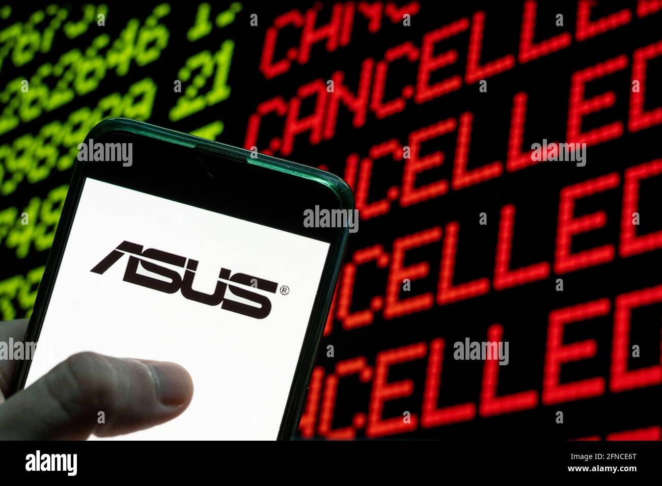 23 avril 2021, Chine: Dans cette illustration de photo, le logo de la société multinationale taïwanaise de matériel informatique et de téléphone et d'électronique Asus est vu sur un appareil mobile Android avec une clé d'ordinateur qui dit annuler et annulé. (Image de crédit : © Budrul Chukrut/SOPA Images via ZUMA Wire) Banque D'Images