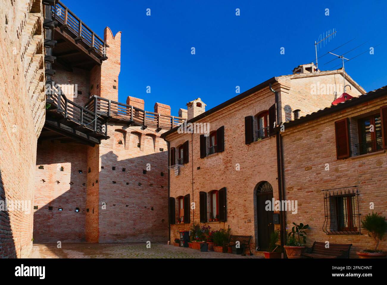 Gradara, maisons médiévales à l'intérieur de la forteresse, région des Marches Italie Banque D'Images