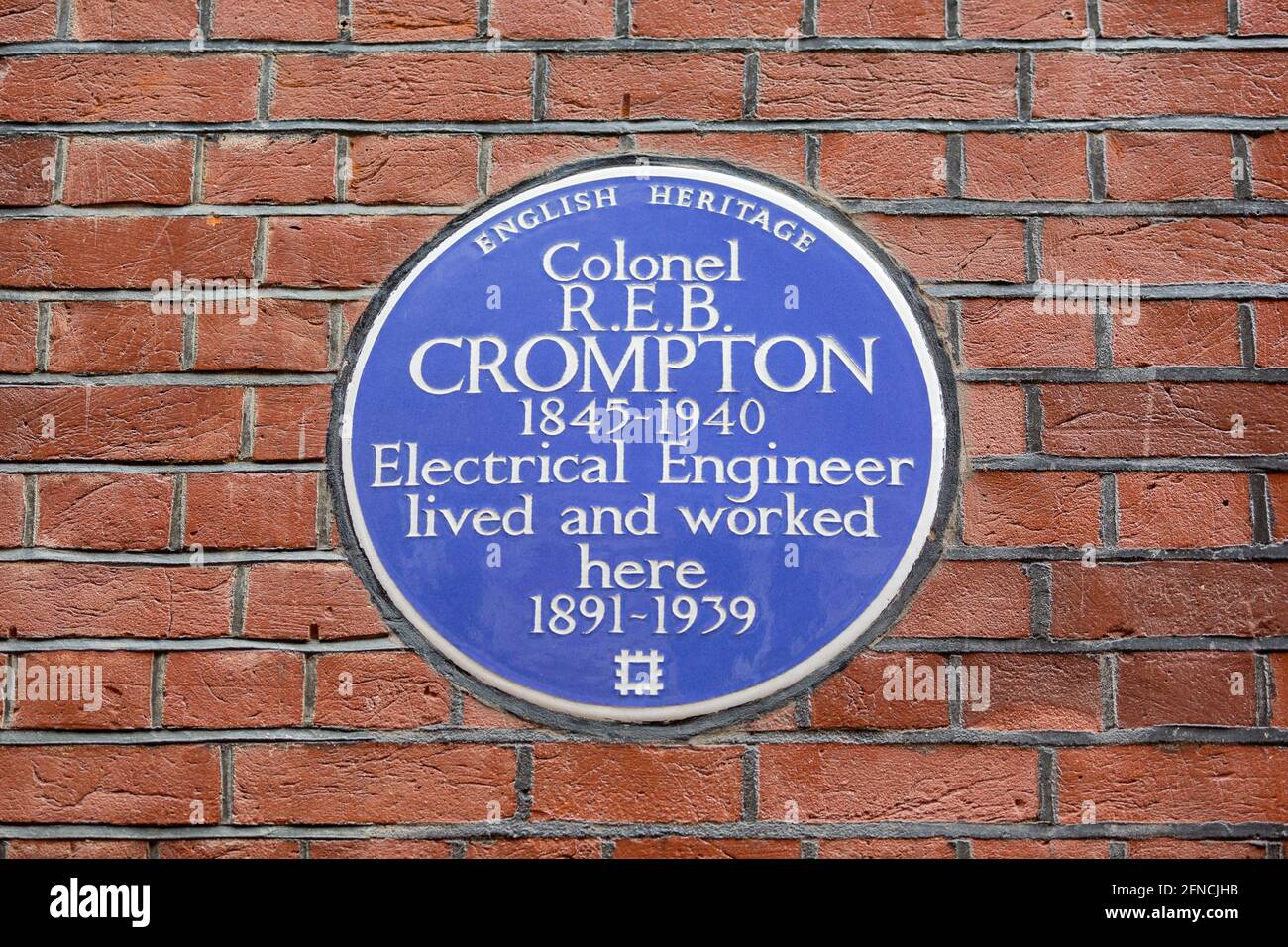 Plaque du patrimoine anglais marquant le colonel R.E.B. Crompton, ingénieur électricien, qui a vécu et travaillé ici de 1891 à 1939. Banque D'Images