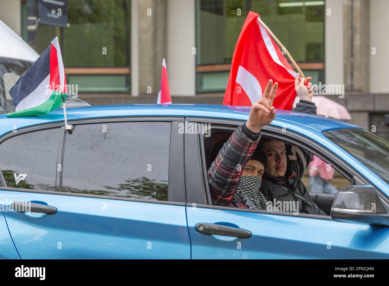 Des voitures, avec le drapeau de la Palestine, sont conduits le long de Kensington Road, Londres, près de l'ambassade d'Israël. Londres, Royaume-Uni. 15 mai 2021 Banque D'Images