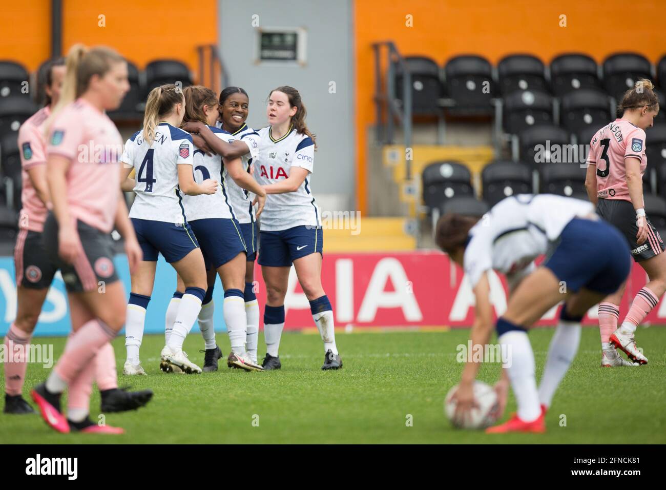 Londres, Royaume-Uni. 2 mai : Kit Graham (Tottenham) célèbre après avoir obtenu son score lors de la coupe féminine 2020-21 de la FA entre Tottenham Hotspur et Sheffield United à la Hive. Banque D'Images