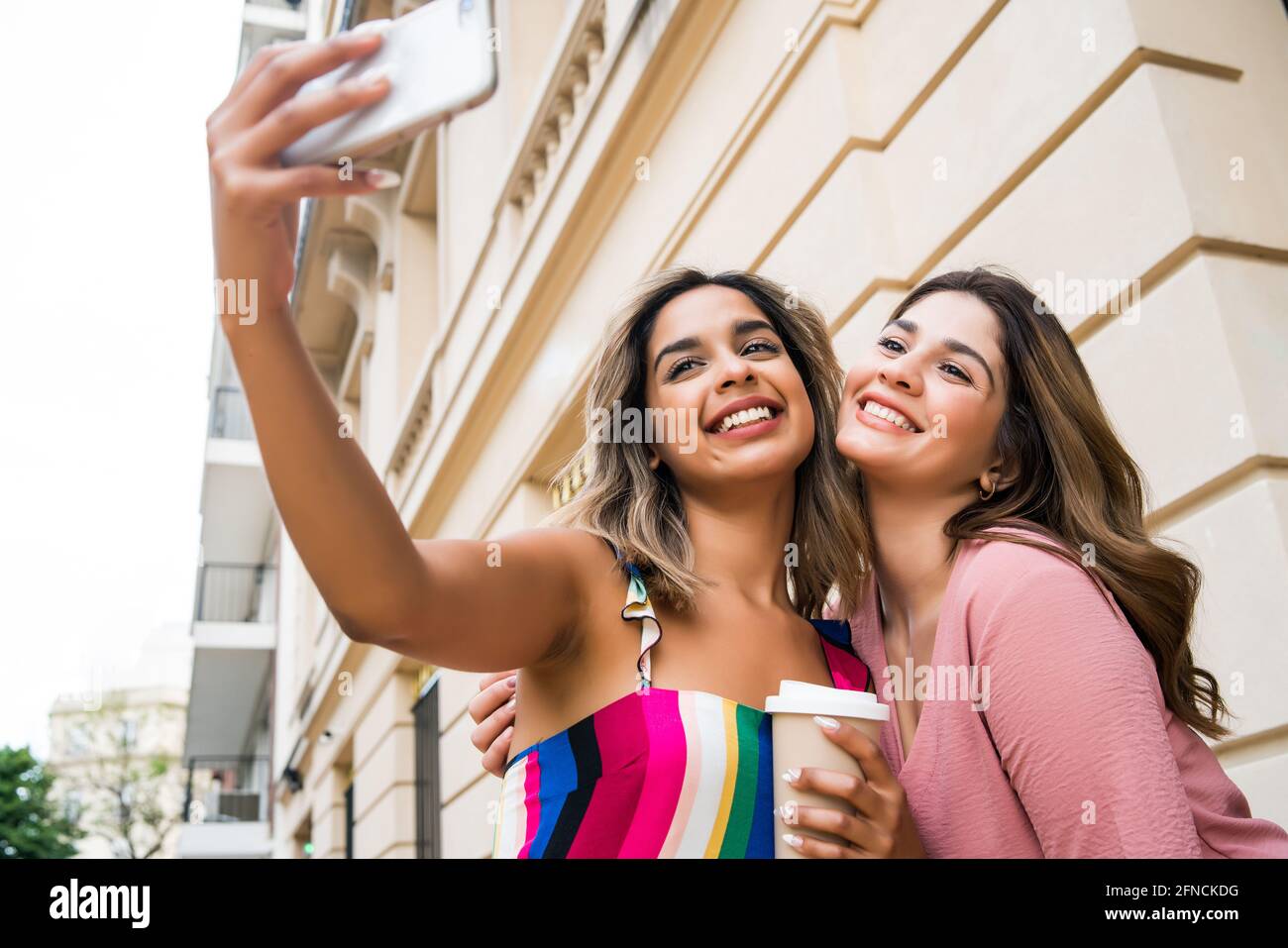 Deux amis qui prennent le selfie avec un téléphone à l'extérieur. Banque D'Images