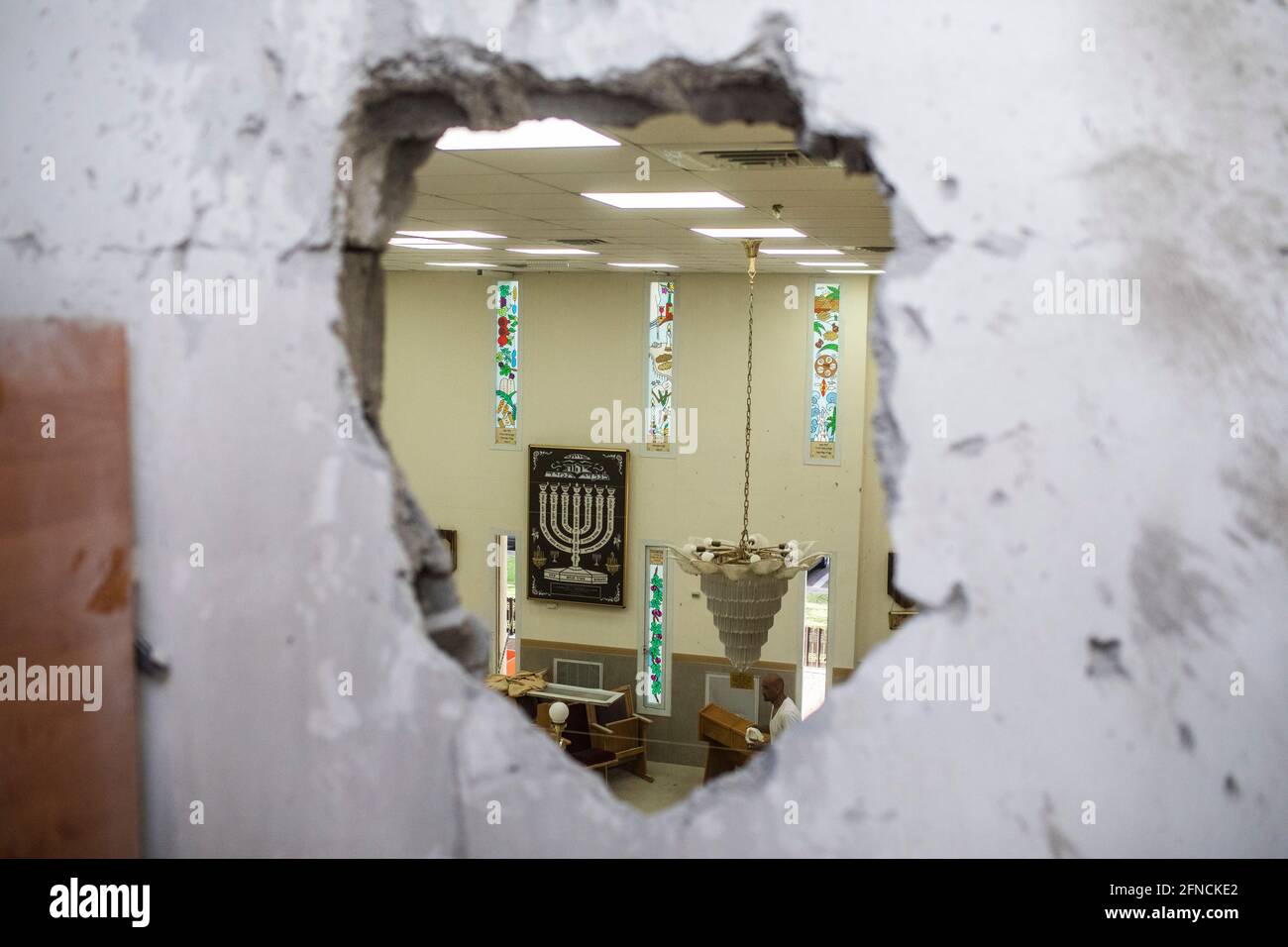 Ashkelon, Israël. 16 mai 2021. Une vue générale d'un mur endommagé d'une synagogue qui a été frappé par une roquette lancée depuis la bande de Gaza, dans le contexte de l'escalade de la violence israélo-palestinienne. Crédit : Ilia Yefimovich/dpa/Alay Live News Banque D'Images