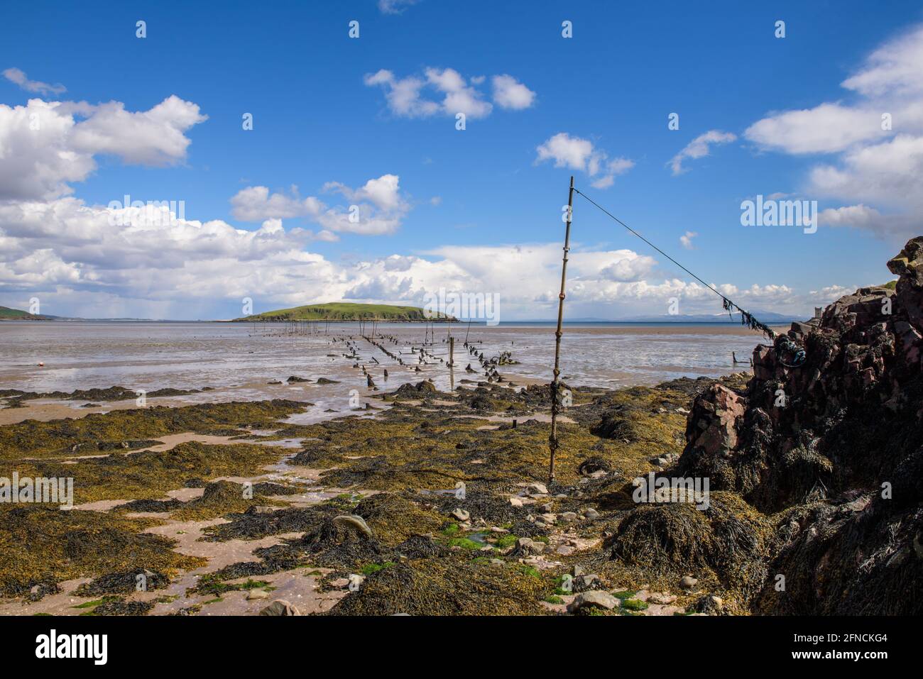 Vieux filets de pêche au saumon dans la baie de Balcary, près d'Auchencairn, en Écosse Banque D'Images