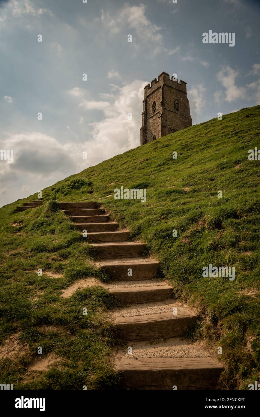 La tour de l'église St Michael's sur Glastonbury Tor sur les niveaux Somerset, Angleterre, Royaume-Uni Banque D'Images
