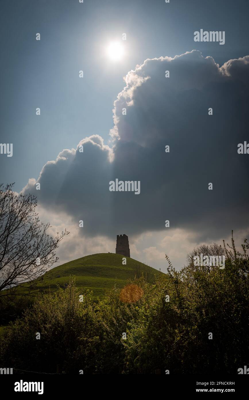 Glastonbury Tor sur les niveaux de Somerset, Angleterre, Royaume-Uni Banque D'Images