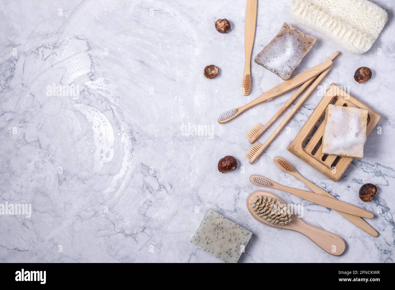Ensemble de savon Eco Bag, brosse à dents en bambou, produits cosmétiques Natural Brush Eco et outils. Zéro déchet, sans plastique. Concept de mode de vie durable. Banque D'Images