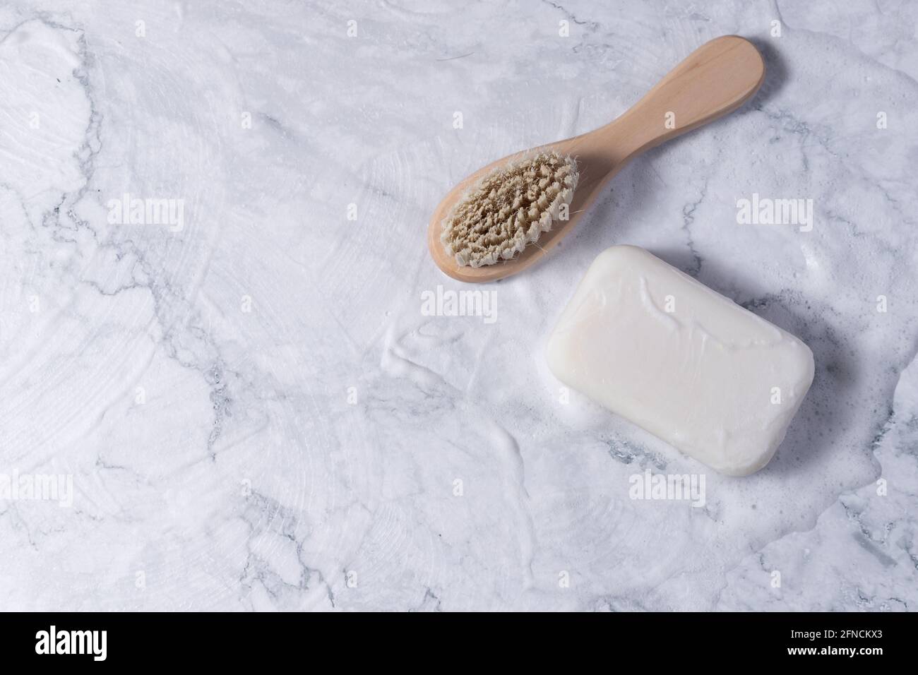 Ensemble de savon Eco Bag, brosse à dents en bambou, produits cosmétiques Natural Brush Eco et outils. Zéro déchet, sans plastique. Concept de mode de vie durable. Banque D'Images