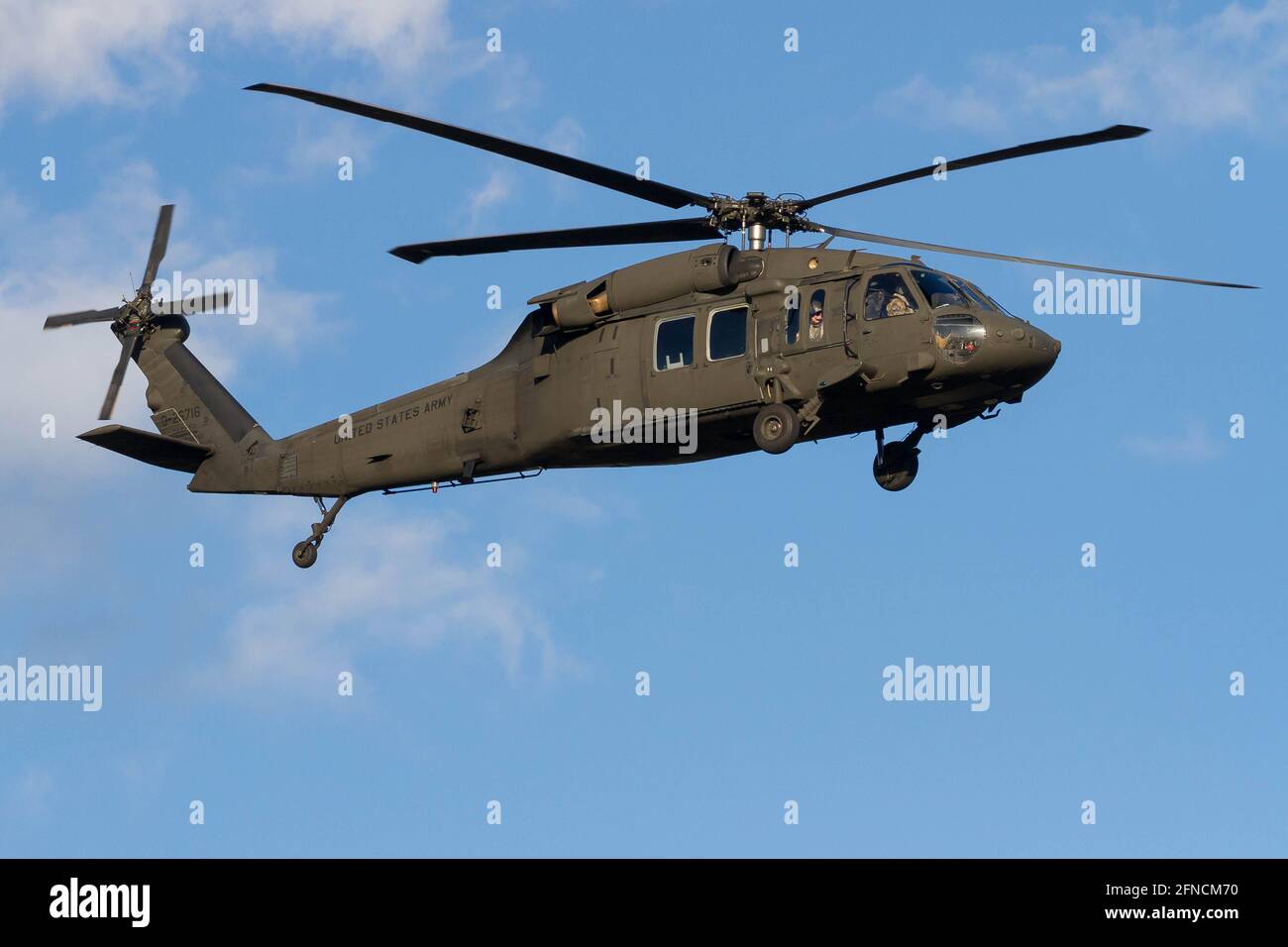 L'hélicoptère BLACK Hawk DE L'armée AMÉRICAINE Sikorsky UH-60 se prépare à atterrir à l'installation navale de Kanagawa. Banque D'Images