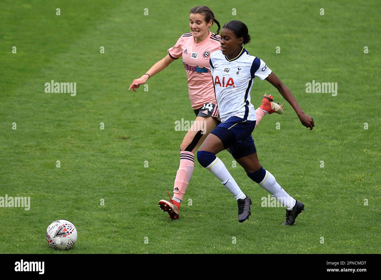 Londres, Royaume-Uni. 16 mai 2021. Jessica Naz de Tottenham Hotspur Women (R) détient Keri Matthews de Sheffield United Women (L). Coupe féminine FA, Tottenham Hotspur Women v Sheffield Utd Women au stade Hive de Londres, dimanche 16 mai 2021. Cette image ne peut être utilisée qu'à des fins éditoriales. Utilisation éditoriale uniquement, licence requise pour une utilisation commerciale. Aucune utilisation dans les Paris, les jeux ou les publications d'un seul club/ligue/joueur.pic par Steffan Bowen/Andrew Orchard sports Photography/Alay Live News crédit: Andrew Orchard sports Photography/Alay Live News Banque D'Images