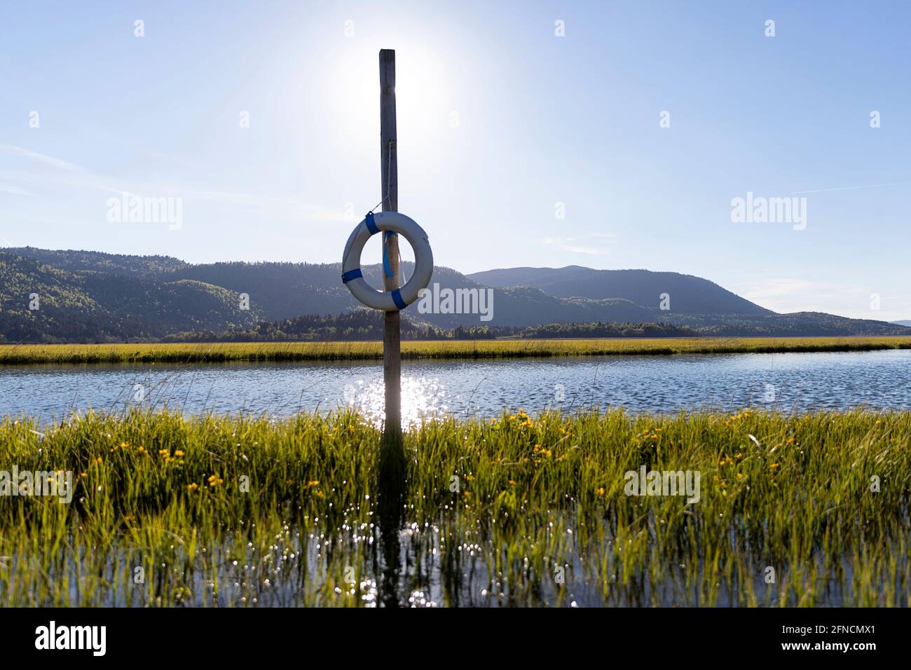 Bouée de sauvetage sur un lac de baignade Banque D'Images