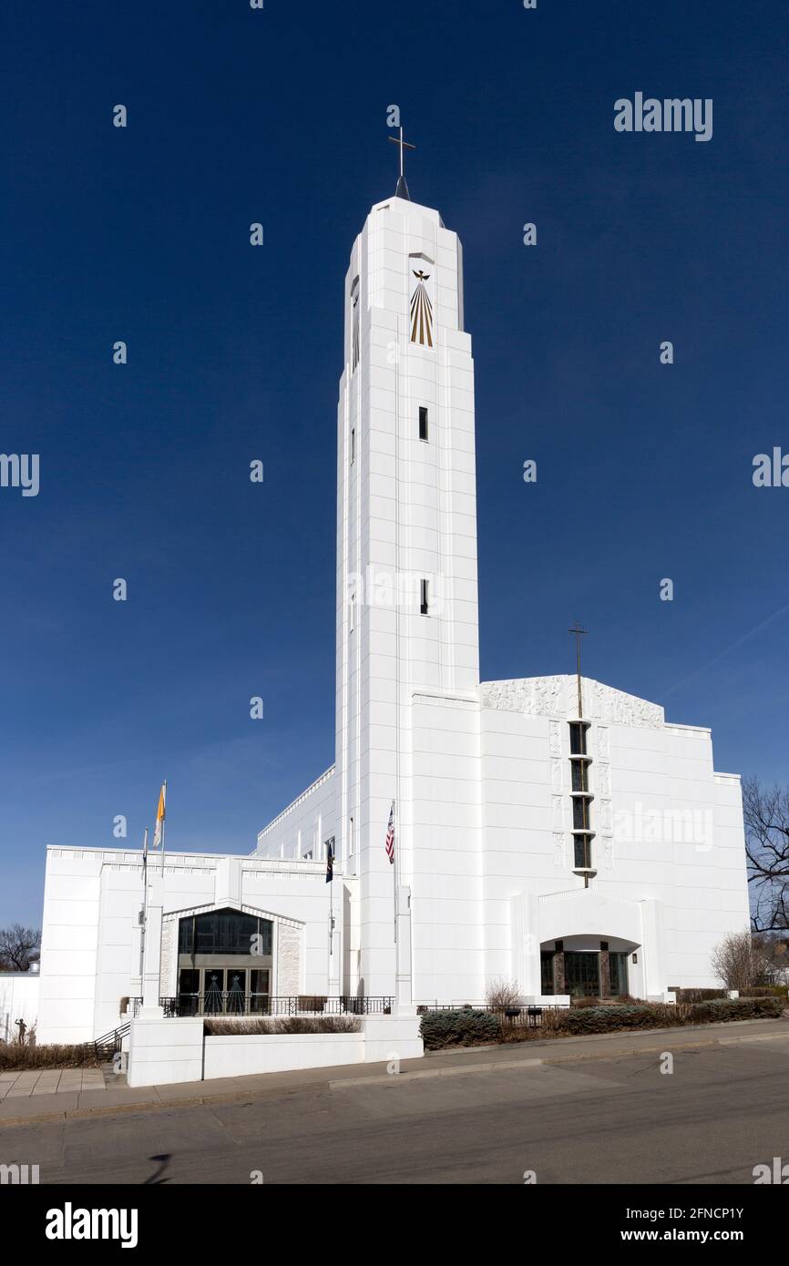 La cathédrale en béton blanc art déco de 1941 du Saint-Esprit à Bismarck, Dakota du Nord, a été conçue par l'architecte de Fargo William F. Kurke. Banque D'Images