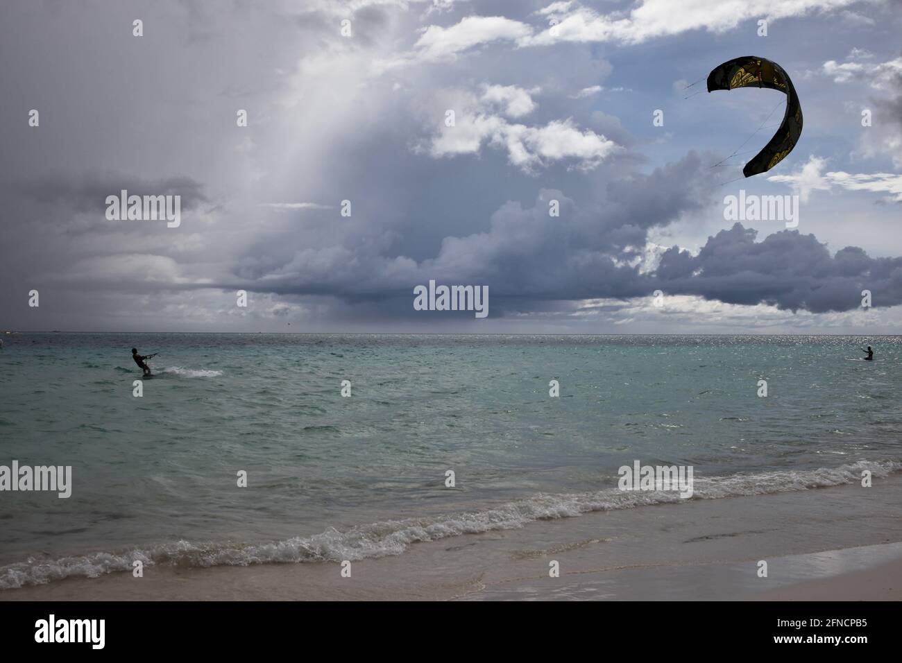 Un surfeur cerf-volant, surf avec un vent fort à la plage de White à Boracay Island, Philippines. Banque D'Images