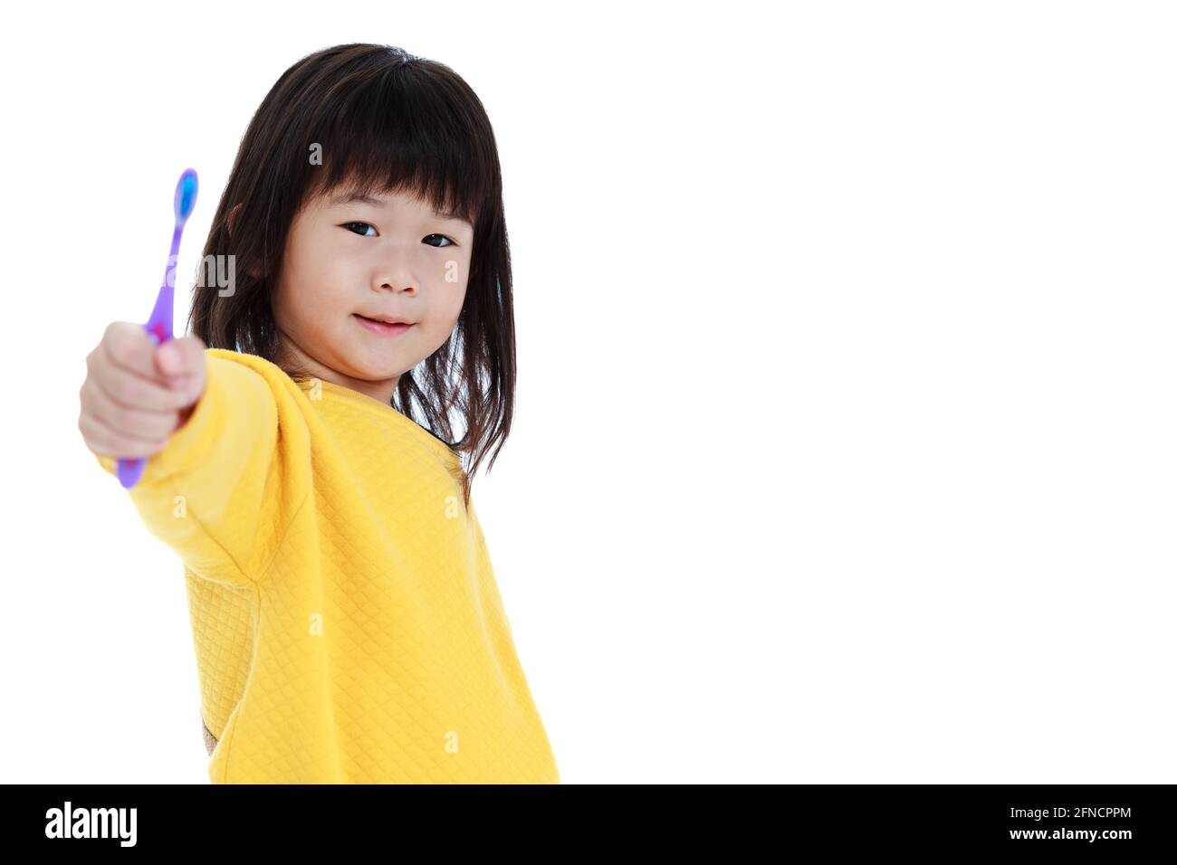 Enfant asiatique endormi en pyjama avec une brosse à dents, concept de santé bucco-dentaire. Isolé sur fond blanc. Mignonne fille chinoise se réveillant tôt le matin un Banque D'Images