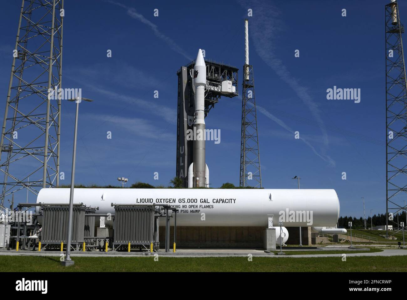 Merritt Island, États-Unis. 16 mai 2021. Une fusée Atlas V de United Launch Alliance est prête à lancer le cinquième satellite géosynchrone à infrarouge basé sur l'espace (SBIRS GEO) pour la US Space Force à la station de la Cape Canaveral Space Force le dimanche 16 mai 2021. Le système SBIRS GEO est utilisé pour détecter les signatures thermiques des missiles lancés depuis le monde entier. Photo de Joe Marino/UPI crédit: UPI/Alay Live News Banque D'Images