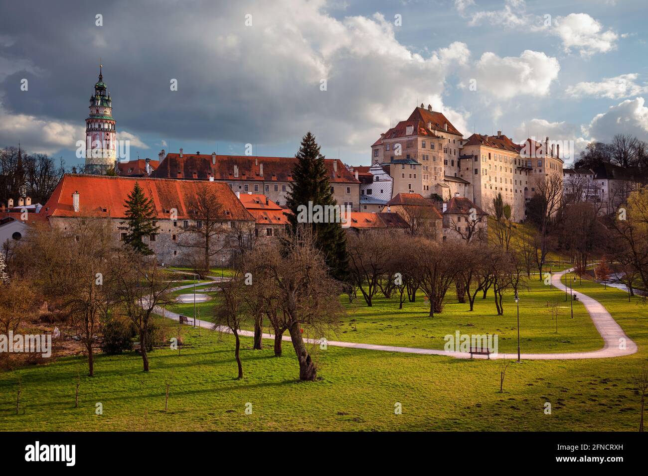 Cesky Krumlov. Image citadine de Cesky Krumlov, République tchèque au coucher du soleil de printemps. Banque D'Images