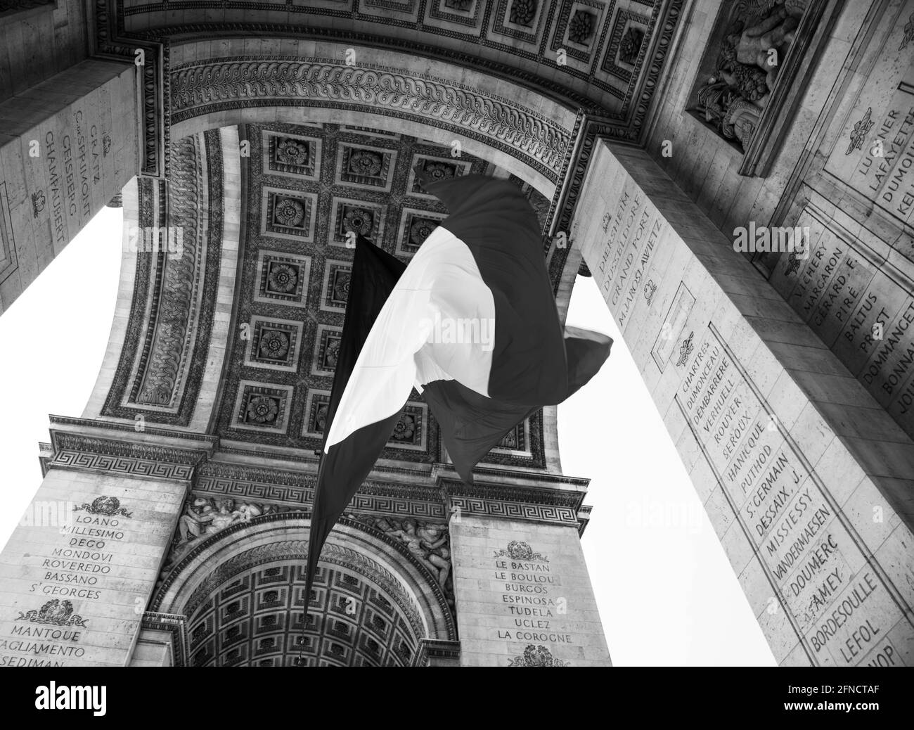 Drapeau fran ais agitant sous l Arc de Triomphe en l honneur du