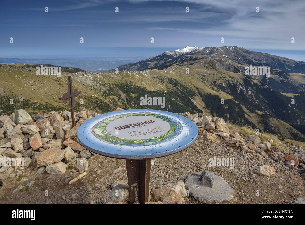 Vue sur le sommet de Costabona en automne, vue sur le massif du Canigou, dans les Pyrénées orientales (Pyrénées Orientales, Occitanie, France) Banque D'Images