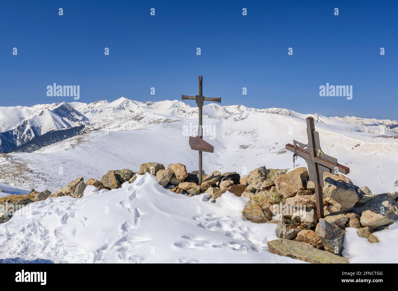 Vue sur le sommet de Costabona en hiver, vue sur la région de Vallter et Bastigents, dans les Pyrénées orientales (Ripollès, Catalogne, Espagne) Banque D'Images