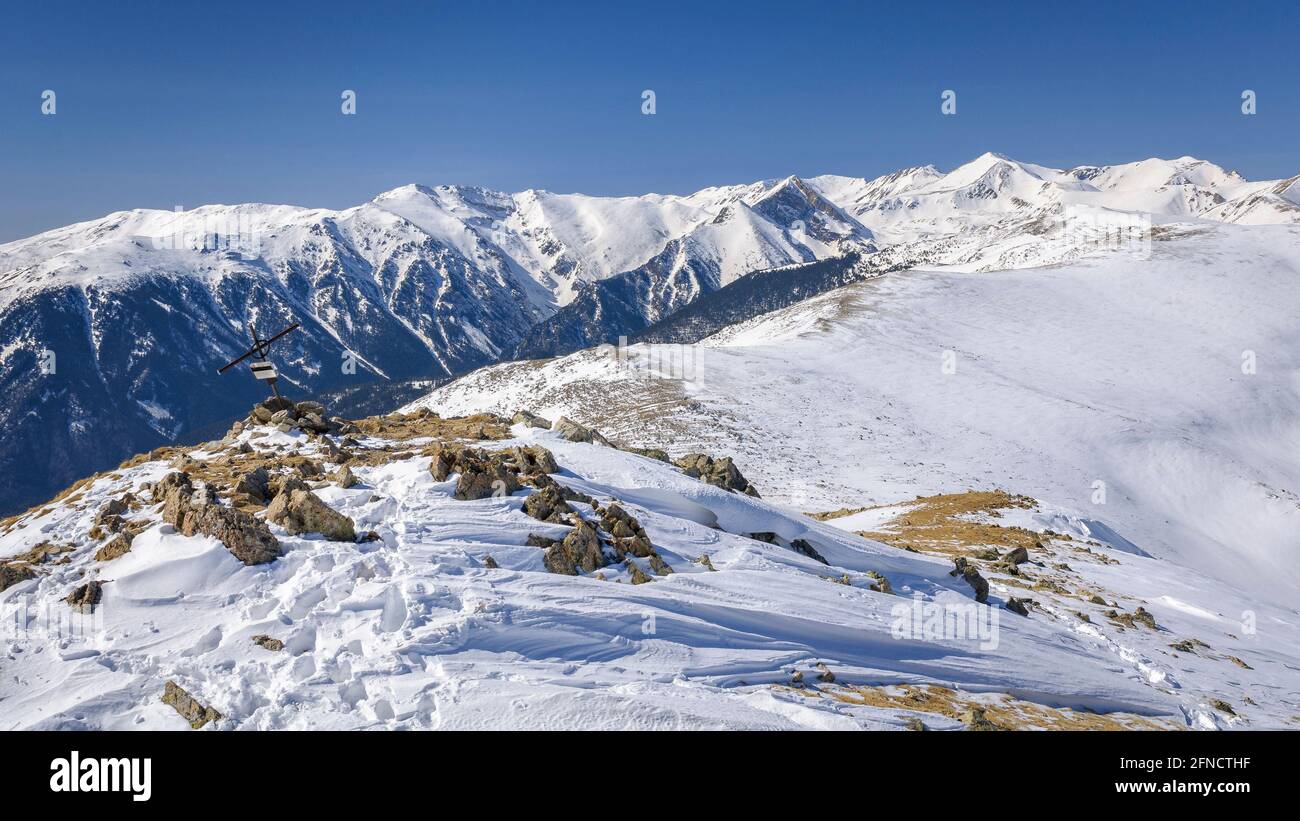 Vue sur le sommet de Costabona en hiver, vue sur la région de Vallter et Bastigents, dans les Pyrénées orientales (Ripollès, Catalogne, Espagne) Banque D'Images