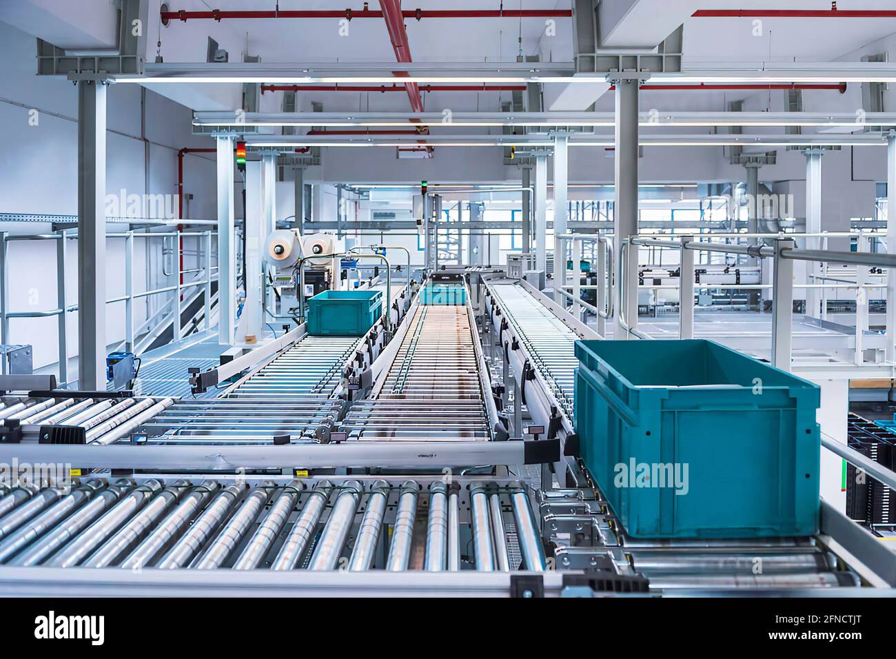 atelier vide d'une usine moderne avec tapis convoyeur Photo Stock - Alamy