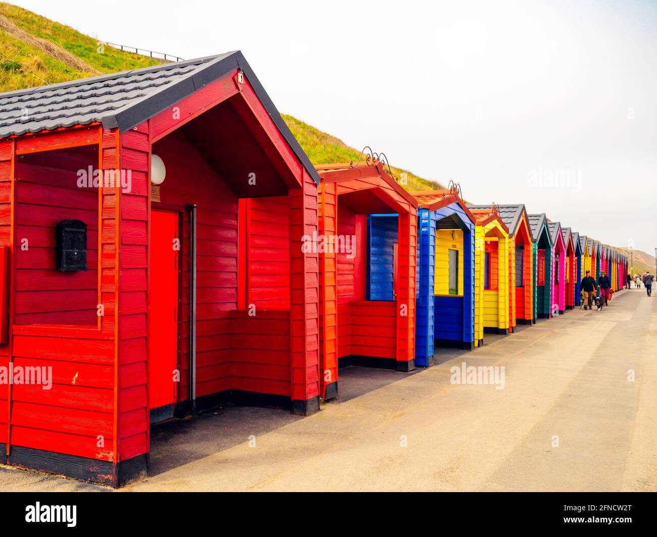 Plage Chalets sur l'Esplanade à Saltburn au bord de la mer North Yorkshire fermé au printemps pour la réglementation Covid 19 Banque D'Images