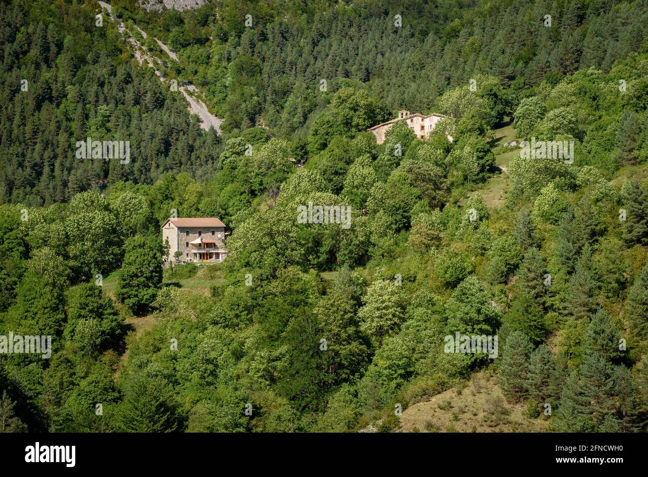 Sanctuaire, cabane et vallée de Gresolet pendant un après-midi d'été (Berguedà, Catalogne, Espagne, Pyrénées) ESP : vues du santuario, refugio y valle de Gresolet Banque D'Images