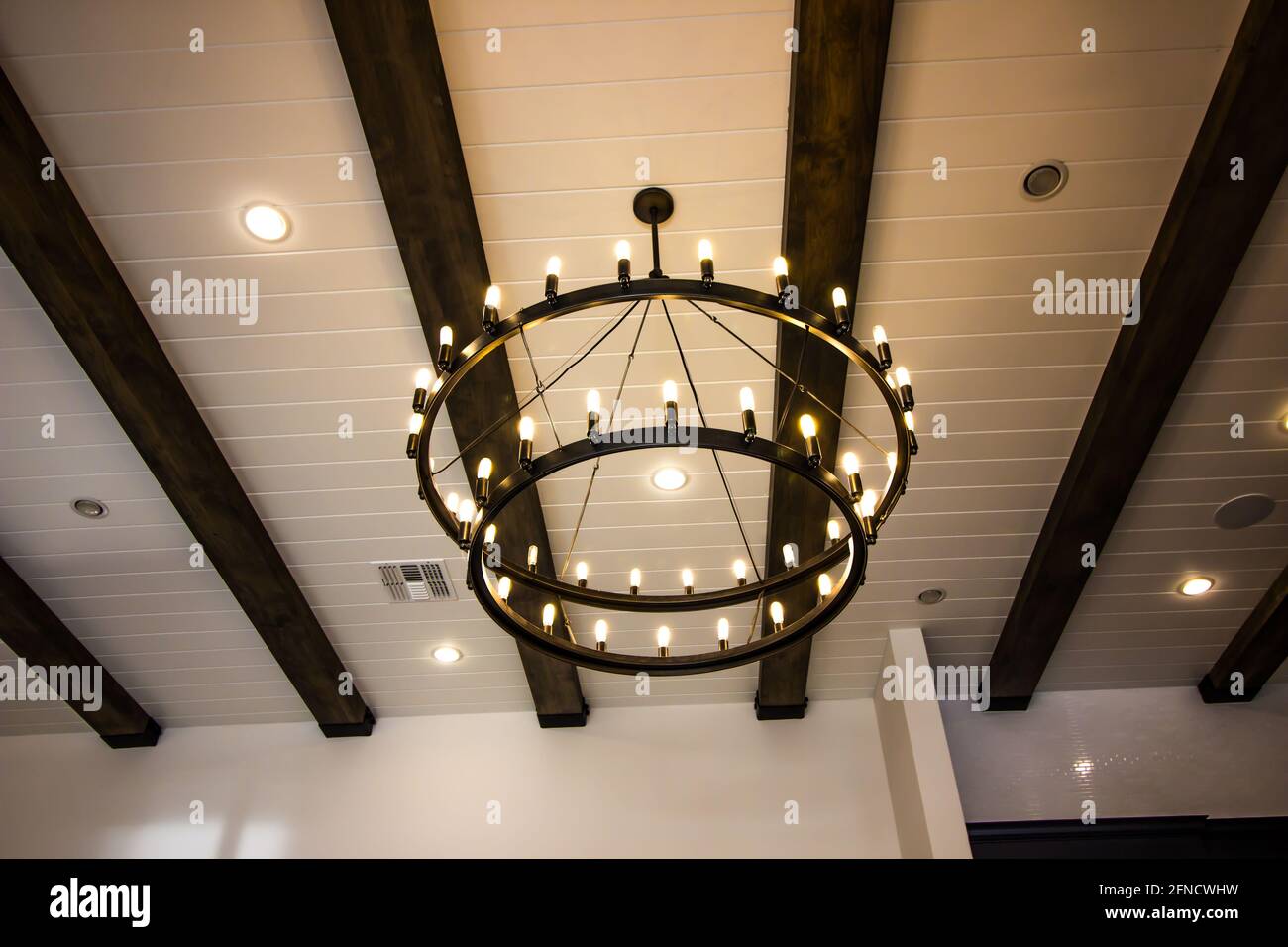 Lustre à deux niveaux suspendu au plafond à poutres apparentes Banque D'Images