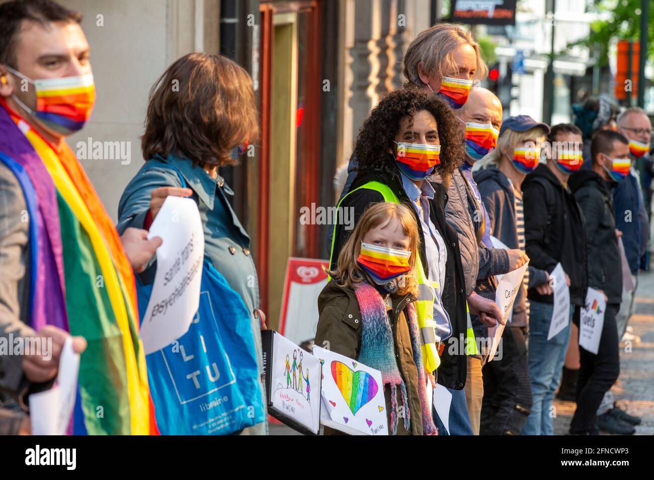 Les gens forment une chaîne humaine pour sensibiliser les gens à la discrimination contre les LGBTQI+, de la Grand place - la place Grote Markt au Parl de Bruxelles Banque D'Images