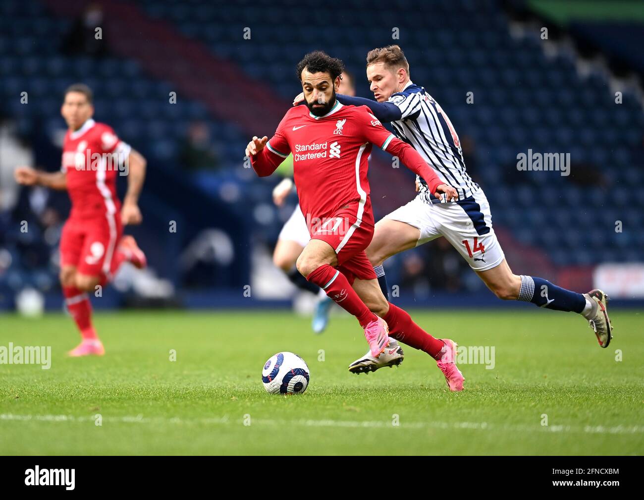 Mohamed Salah de Liverpool et Conor Townsend de West Bromwich Albion se battent pour le ballon lors du match de la Premier League aux Hawthorns, West Bromwich. Date de la photo: Dimanche 16 mai 2021. Banque D'Images