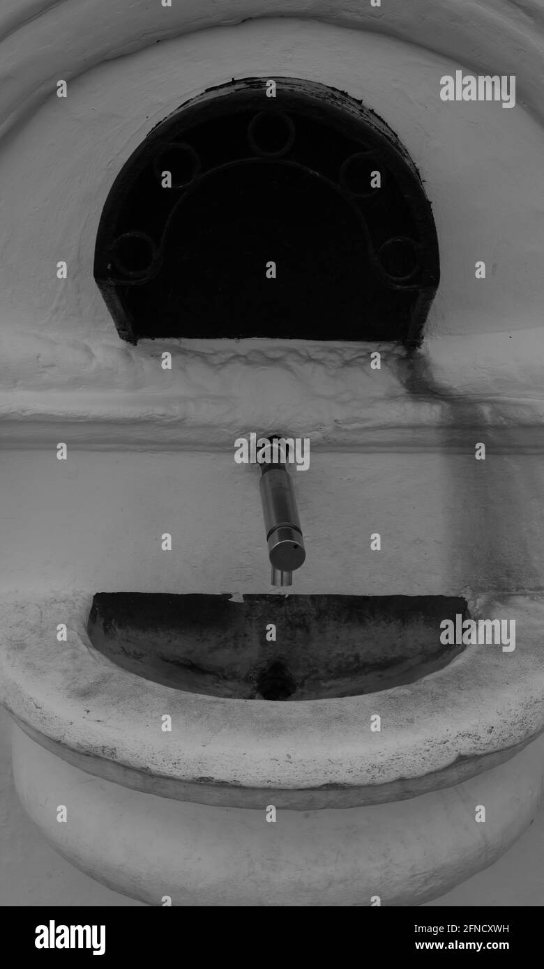 Image en noir et blanc d'un robinet d'eau potable extérieur. Banque D'Images