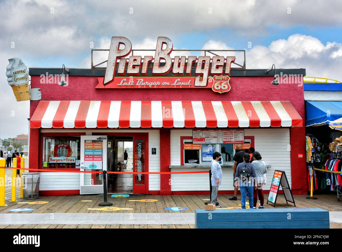SANTA MONICA, CALIFORNIE - 15 MAI 2021 : Pier Burger est un comptoir de nourriture sur le quai connu pour les hamburgers, les frites, la crème anglaise et les bétons. Banque D'Images