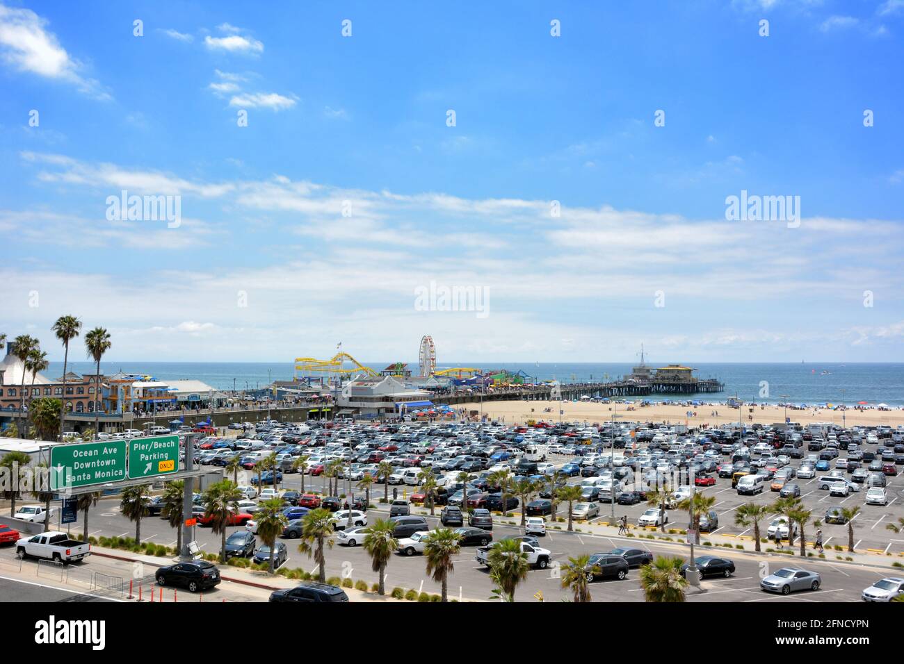 SANTA MONICA, CALIFORNIE - 15 MAI 2021 : jetée de Santa Monica et parking vus du parc Palisades. Banque D'Images