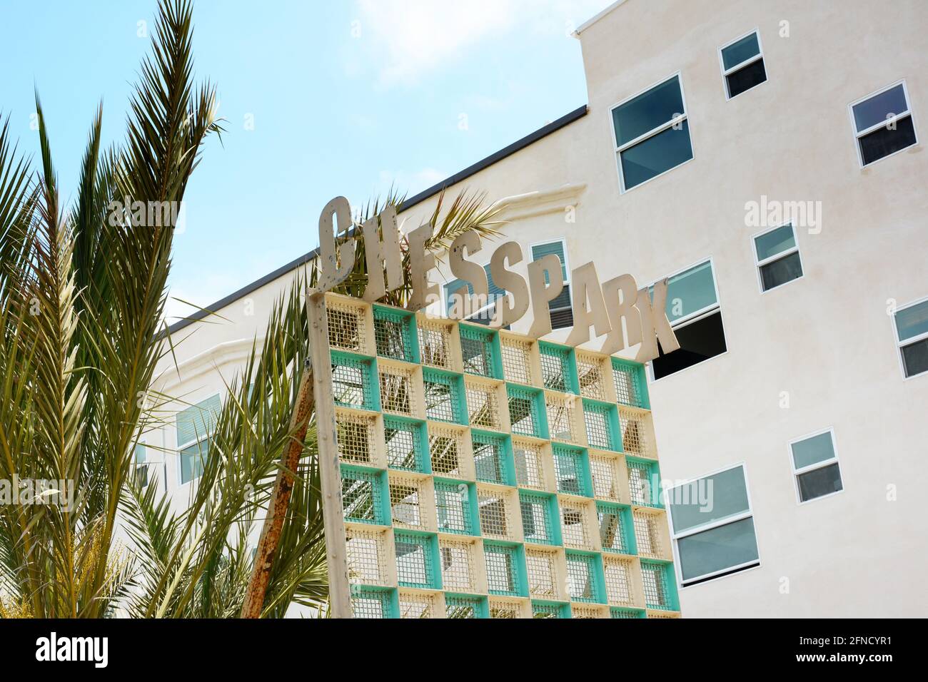 SANTA MONICA, CALIFORNIE - 15 MAI 2021 : signez sur Chess Park, une collection de tables d'échecs comprenant un tableau à échelle humaine avec de grandes pièces. Banque D'Images