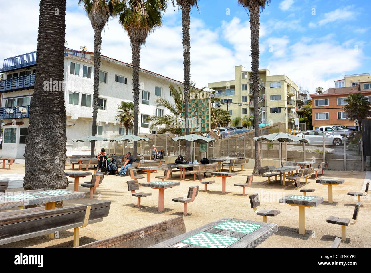 SANTA MONICA, CALIFORNIE - 15 MAI 2021: Chess Park dispose d'une collection de tables d'échecs comprenant un tableau à échelle humaine avec de grandes pièces. Banque D'Images