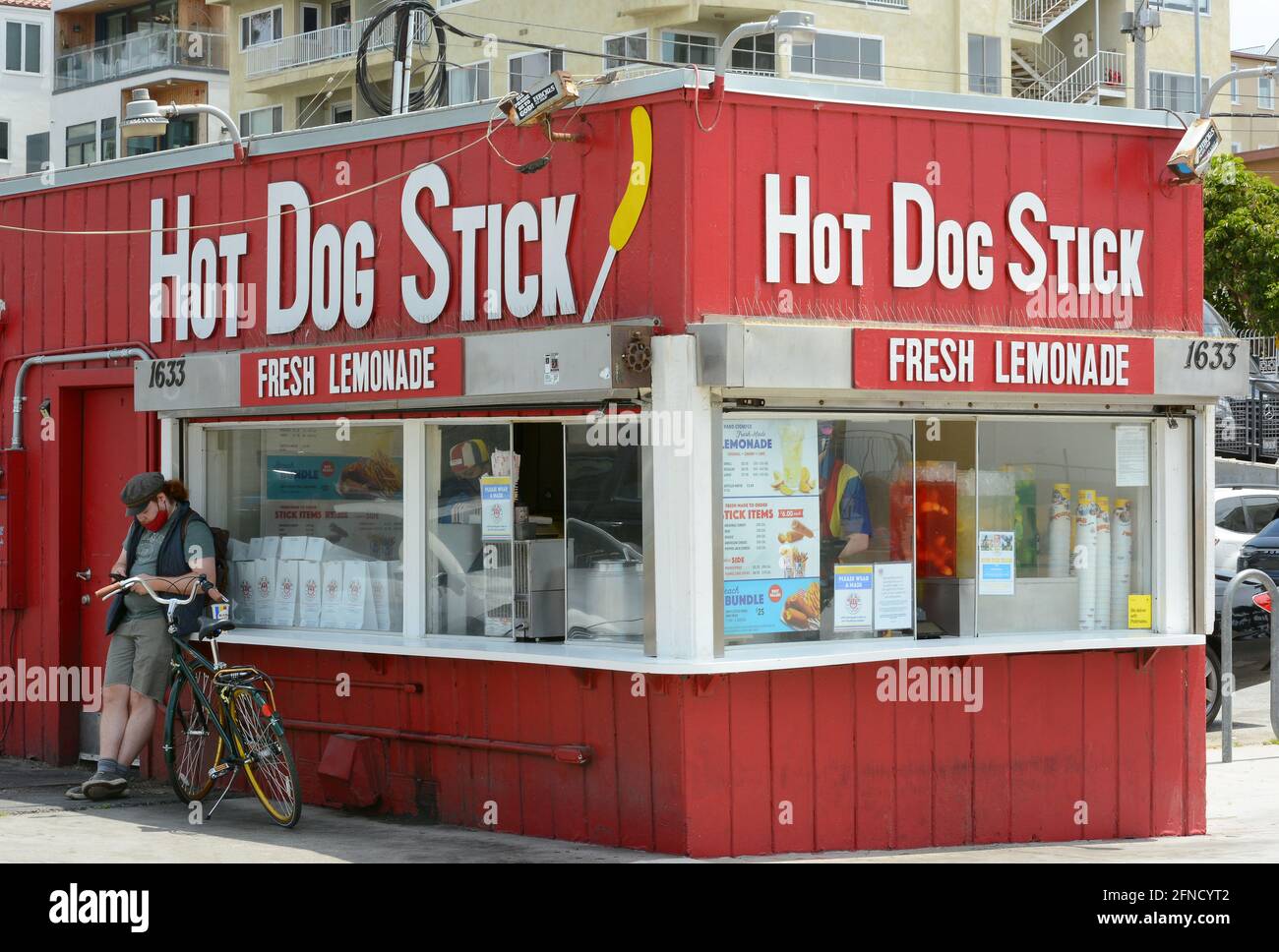 SANTA MONICA, CALIFORNIE - 15 MAI 2021 : Hot Dog Stick est un Quai de Santa Monica original servant des chiens de maïs frais. Banque D'Images