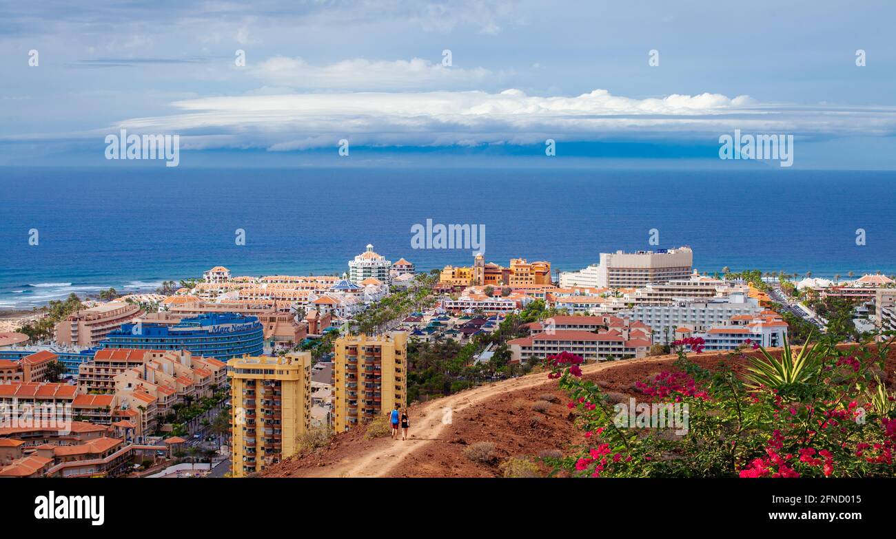 Vue panoramique de la petite ville de Torviscas Resort sur la côte de l'océan Atlantique dans l'île de Ténérife, Espagne Banque D'Images