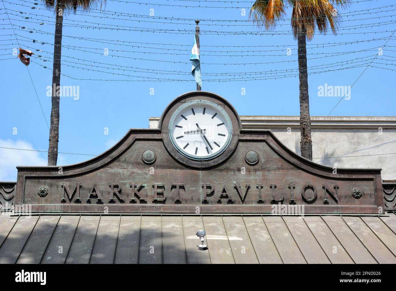 SANTA MONICA, CALIFORNIE - 15 MAI 2021 : panneau du pavillon du marché et horloge le long de la promenade de la troisième rue. Banque D'Images