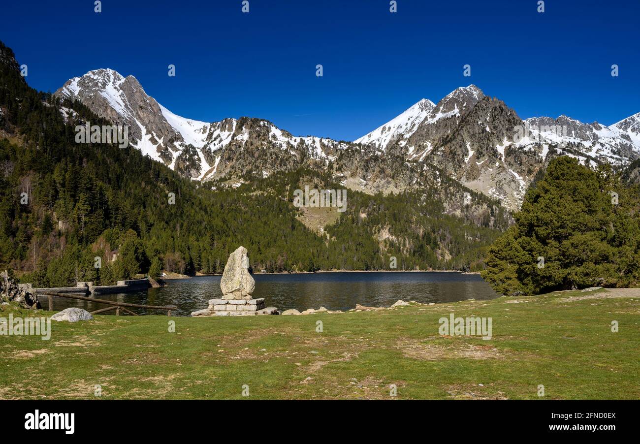 Lac de Sant Maurici dans un matin de printemps (Aigüestortes et Parc National de Sant Maurici, Catalogne, Pyrénées, Espagne) ESP: Lago de Sant Maurici en primavera Banque D'Images