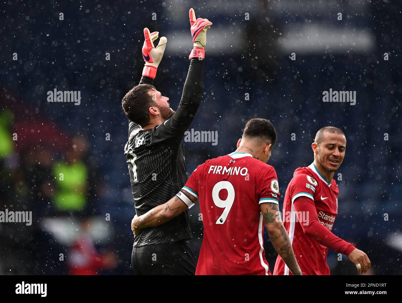 Le gardien de but de Liverpool, Alisson, célèbre le deuxième but de son équipe lors du match de la Premier League aux Hawthorns, West Bromwich. Date de la photo: Dimanche 16 mai 2021. Banque D'Images