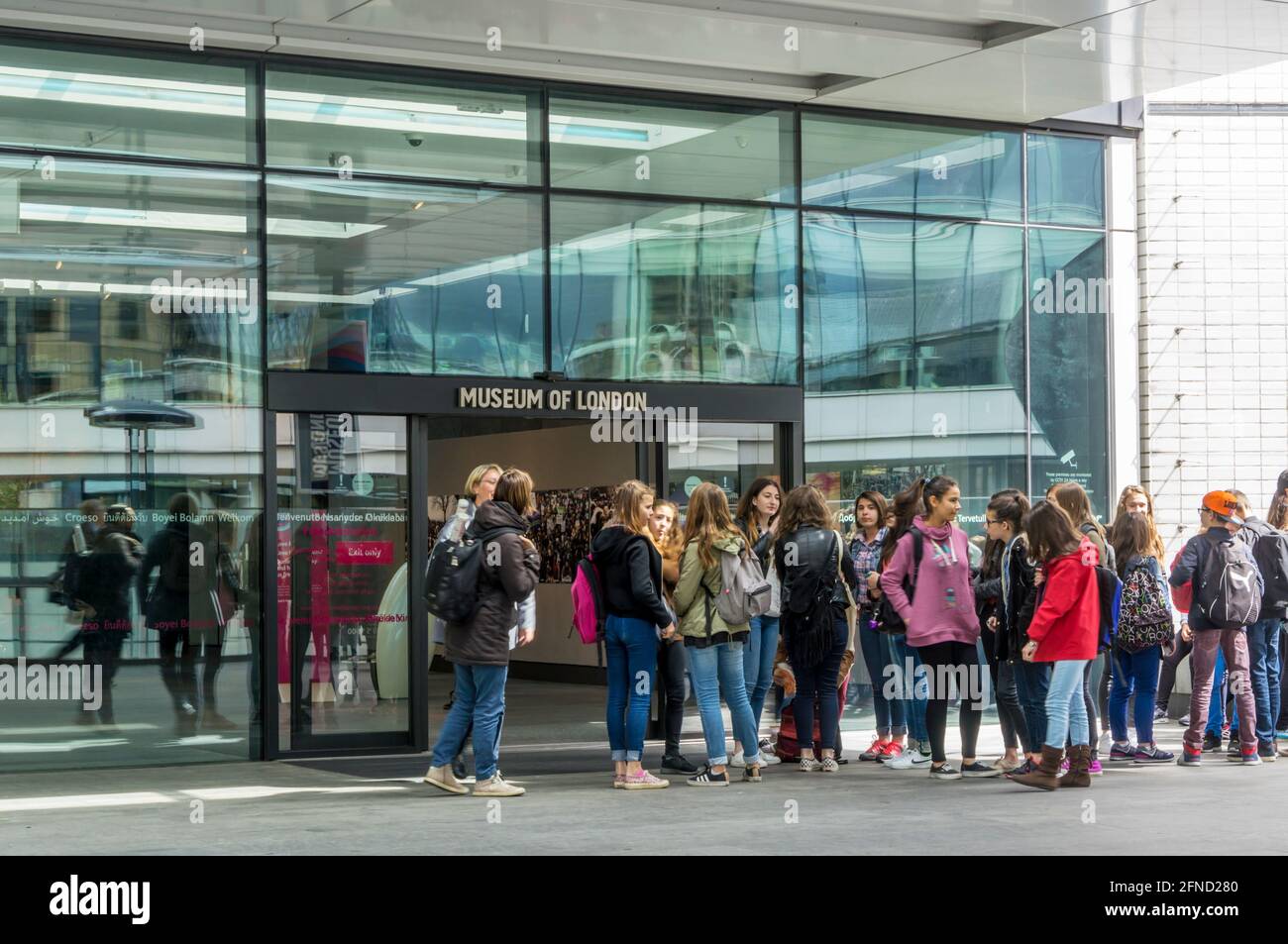 Un groupe d'adolescents attendant d'aller au Musée de Londres. Banque D'Images