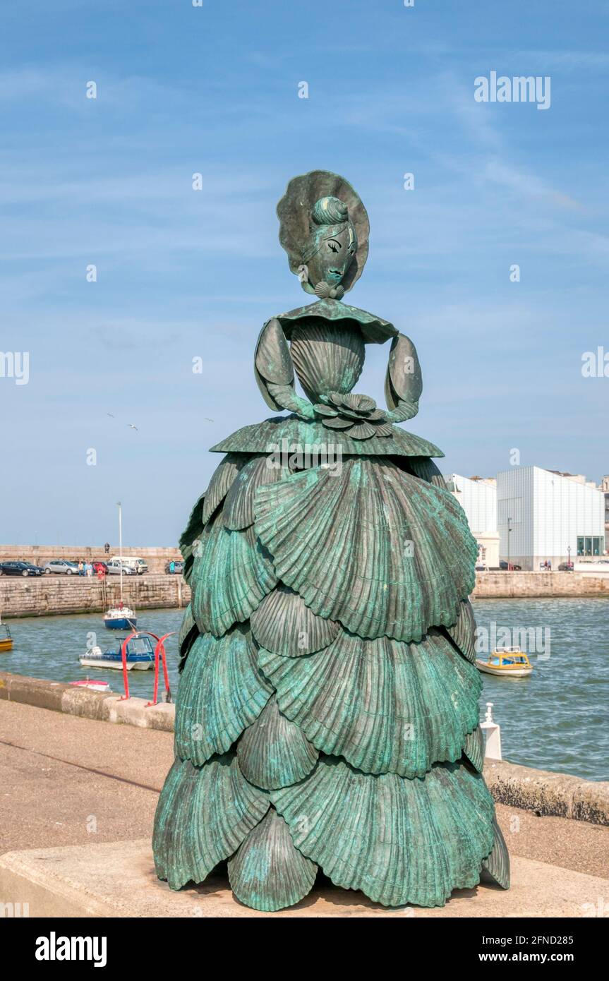 Le shell bronze dame, Mme Booth, par Ann Carrington à la fin de Margate port. Plus de détails dans la description. Banque D'Images