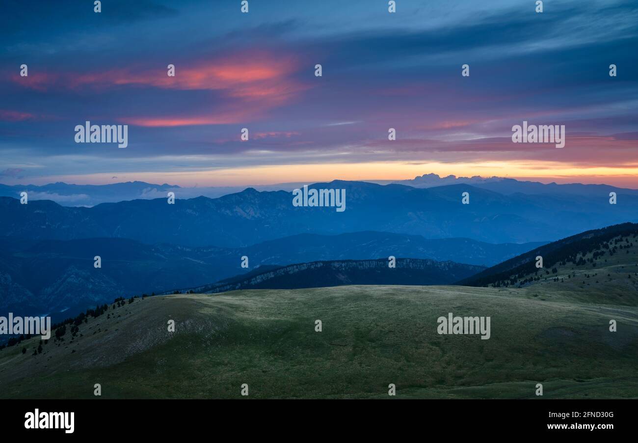 Lever de soleil depuis la Serra de Ensija, en regardant vers les Pyrénées orientales (Berguedà, Catalogne, Espagne, Pyrénées) Banque D'Images
