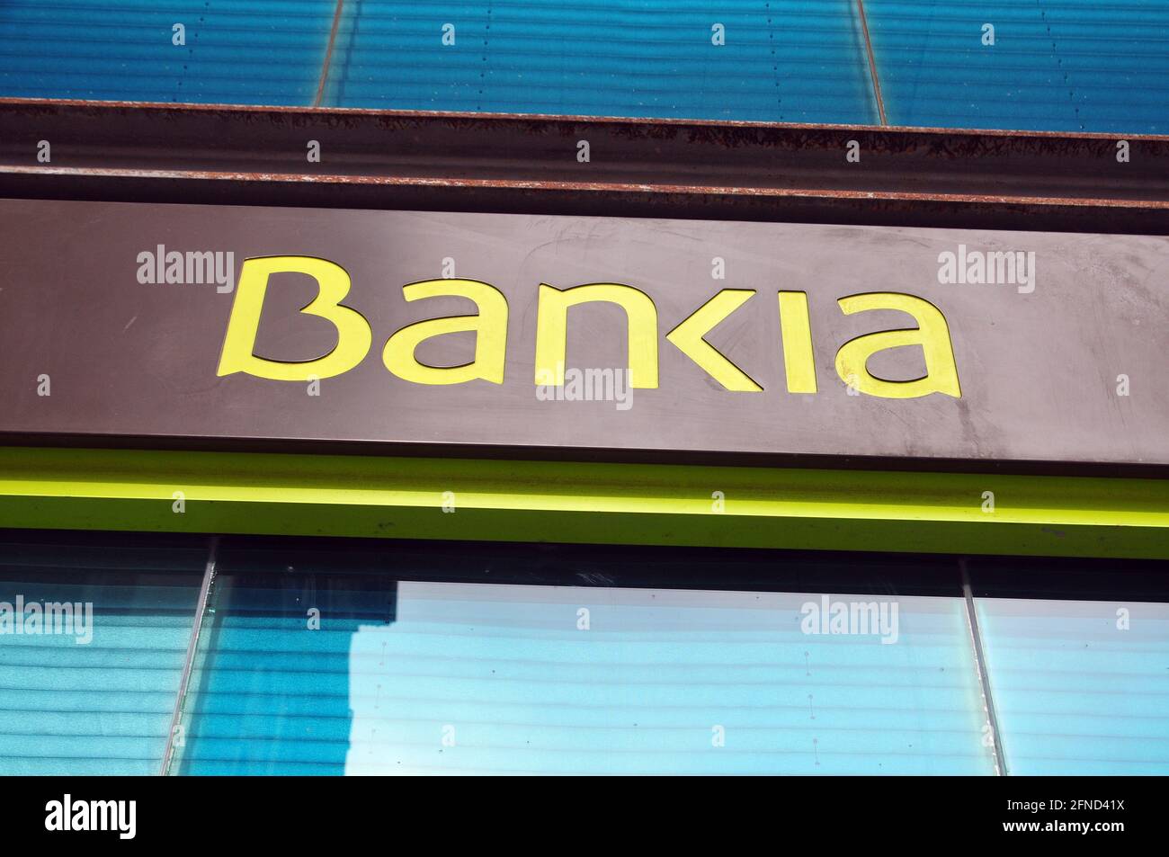 L Hospitalet, Barcelone, Espagne. 16 mai 2021. Logo sur la façade d'un bureau bancaire de Bankia à L 'Hospitalet de Llobregat.la fusion de Bankia par CaixaBank entraînera le licenciement de près d'un travailleur sur cinq dans la main-d'œuvre combinée des deux entités. La direction de CaixaBank a informé les syndicats qu'elle prévoit de licencier un total de 8,291 employés. Une branche sur quatre qu'elle a actuellement sera également fermée après l'absorption de Bankia. Au total, la fermeture des bureaux sera de 1,534 crédit: Ramon Costa/SOPA Images/ZUMA Wire/Alamy Live News Banque D'Images