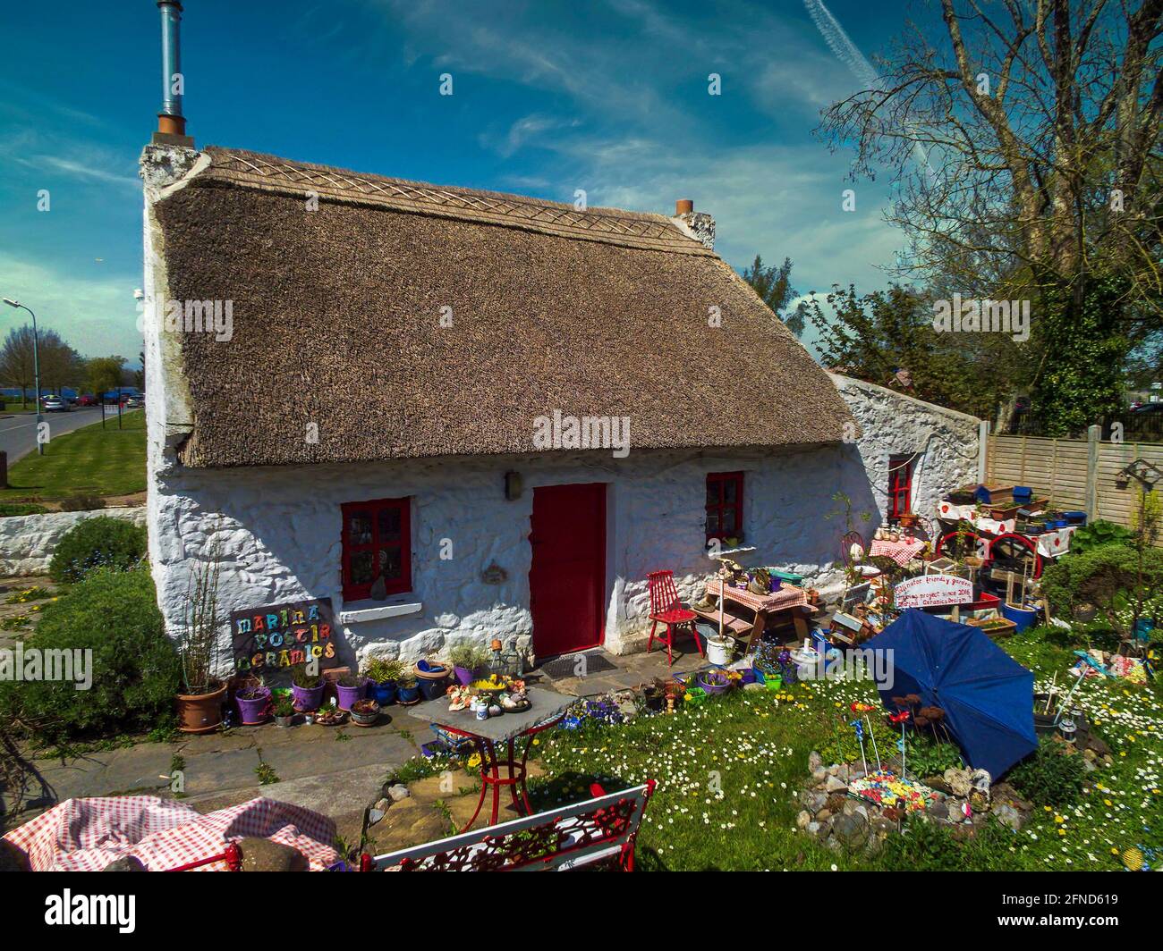 Pittoresque gîte de chaume dans le village de Dromineer, comté de Tipperary, Irlande. Il est inhabité et est juste une attraction touristique. Banque D'Images