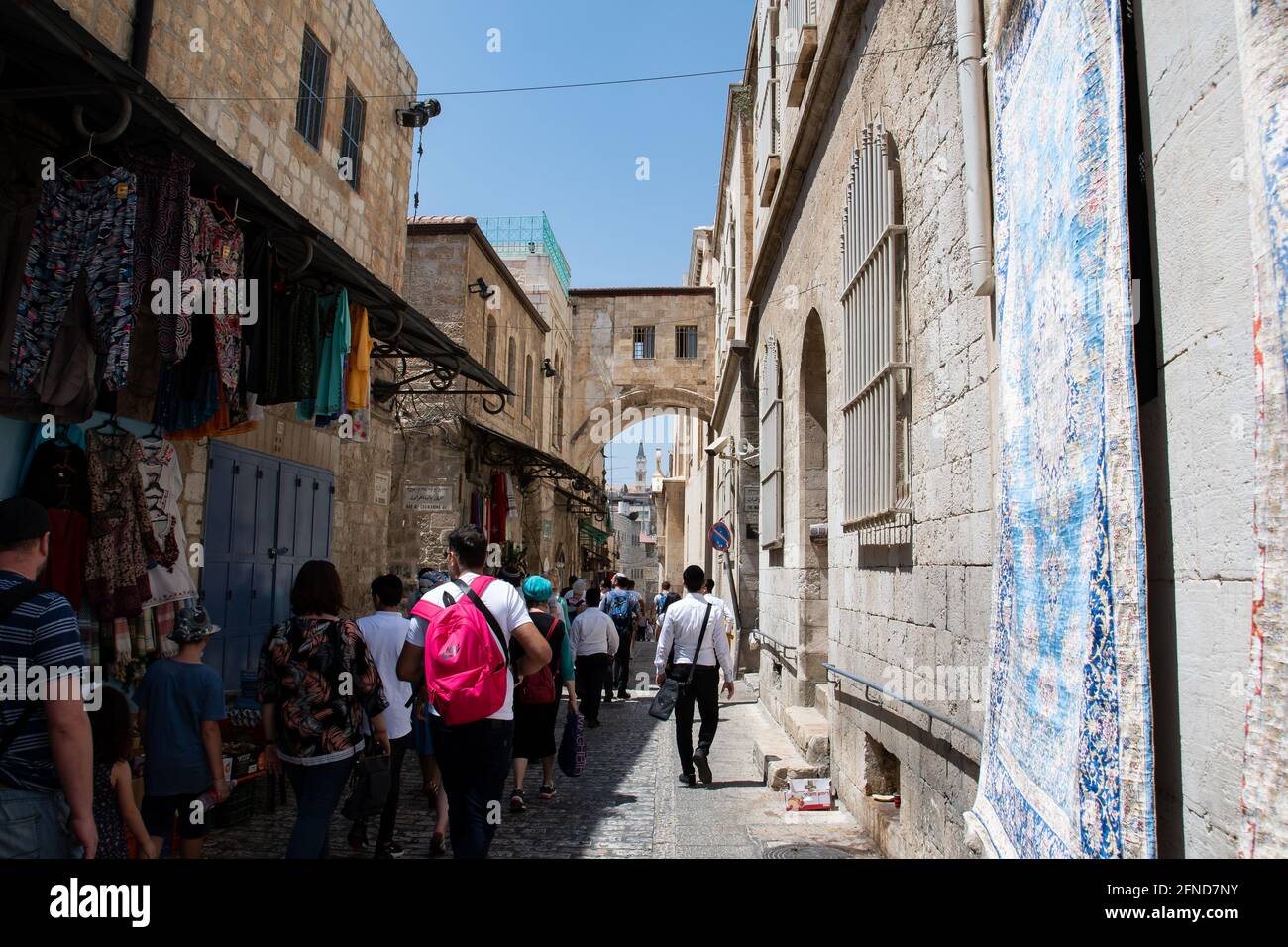 Promenade touristique dans la rue via Dolorosa de la vieille ville de Jérusalem. Banque D'Images