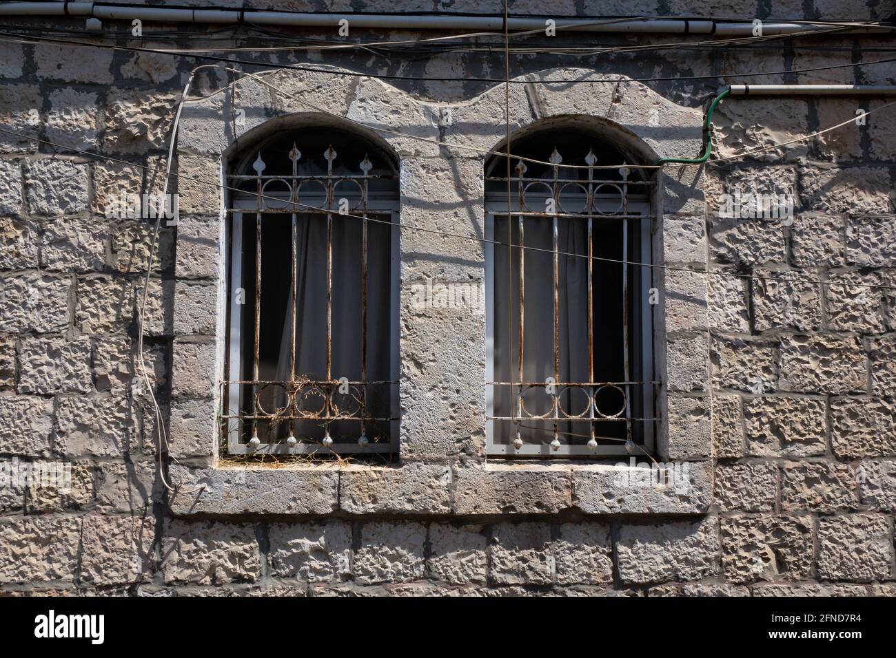 Détail des fenêtres d'un ancien bâtiment dans le quartier de Nachlaot à Jérusalem. Banque D'Images