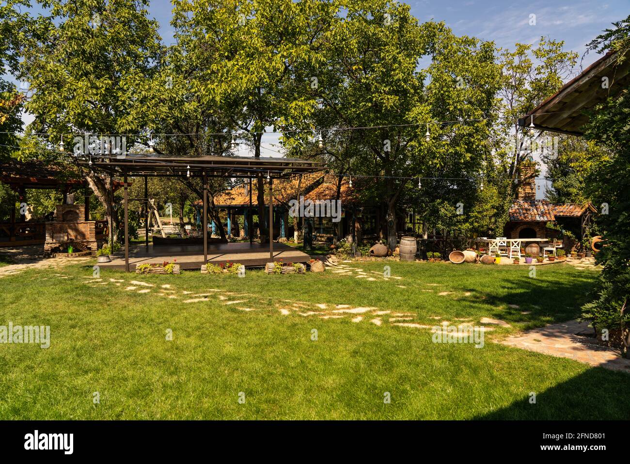 Décorations décoratives de cave de vinification, bancs, lits de fleurs Banque D'Images