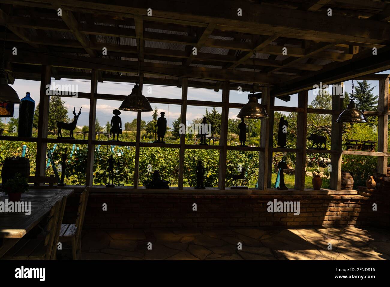 Décorations décoratives de cave de vinification, bancs, lits de fleurs Banque D'Images